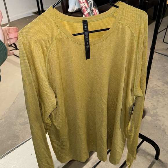 Men’s Luluemon Top new with tags - Picture 1 of 3